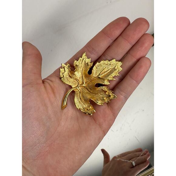 Vintage Autumn Gold Leaf Brooch Pin - Picture 8 of 8